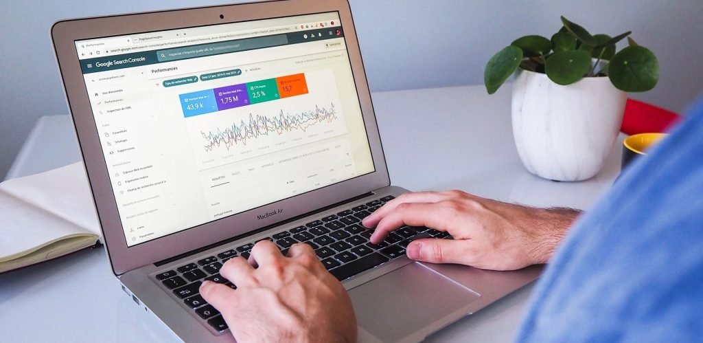 ¿Cómo puedo conseguir tráfico barato y calificado para mi sitio web?