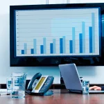 personas analizando estrategia de ventas